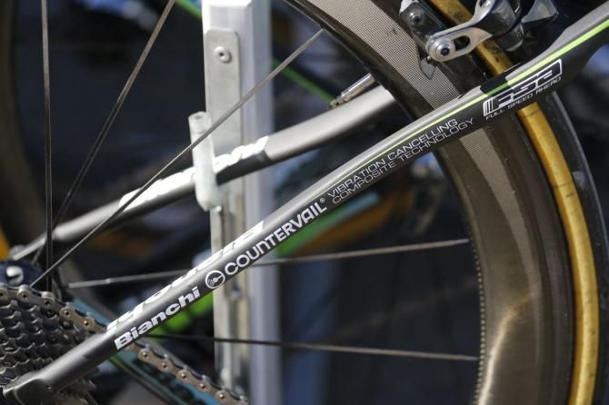 A close-up of the seat stays with Countervail vibration-dampening technology