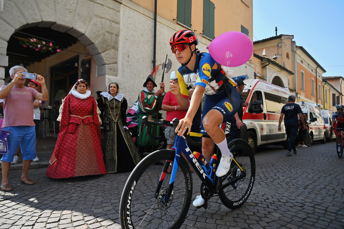 Lucinda Brand with an ice vest and ice lolly at the start of stage 3
