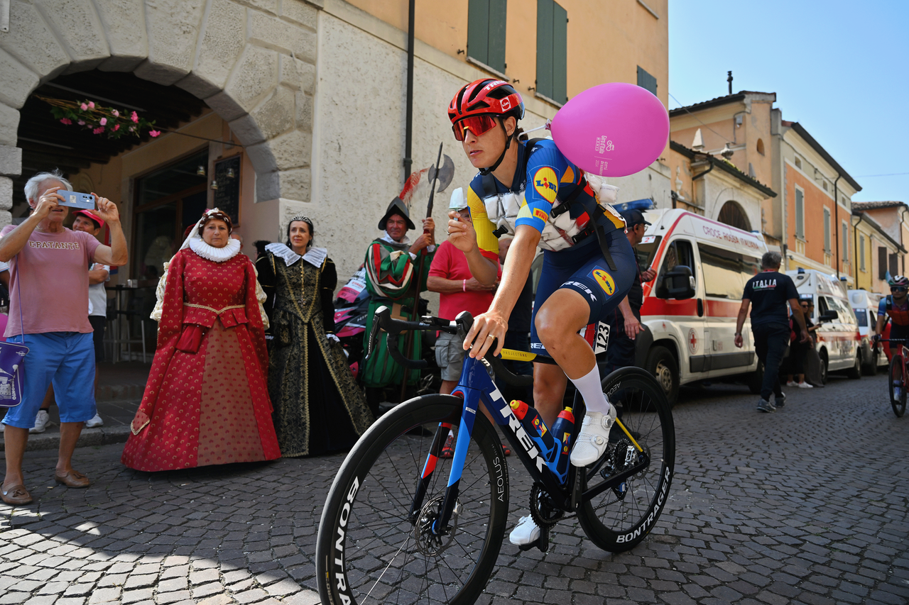Lucinda Brand with an ice vest and ice lolly at the start of stage 3