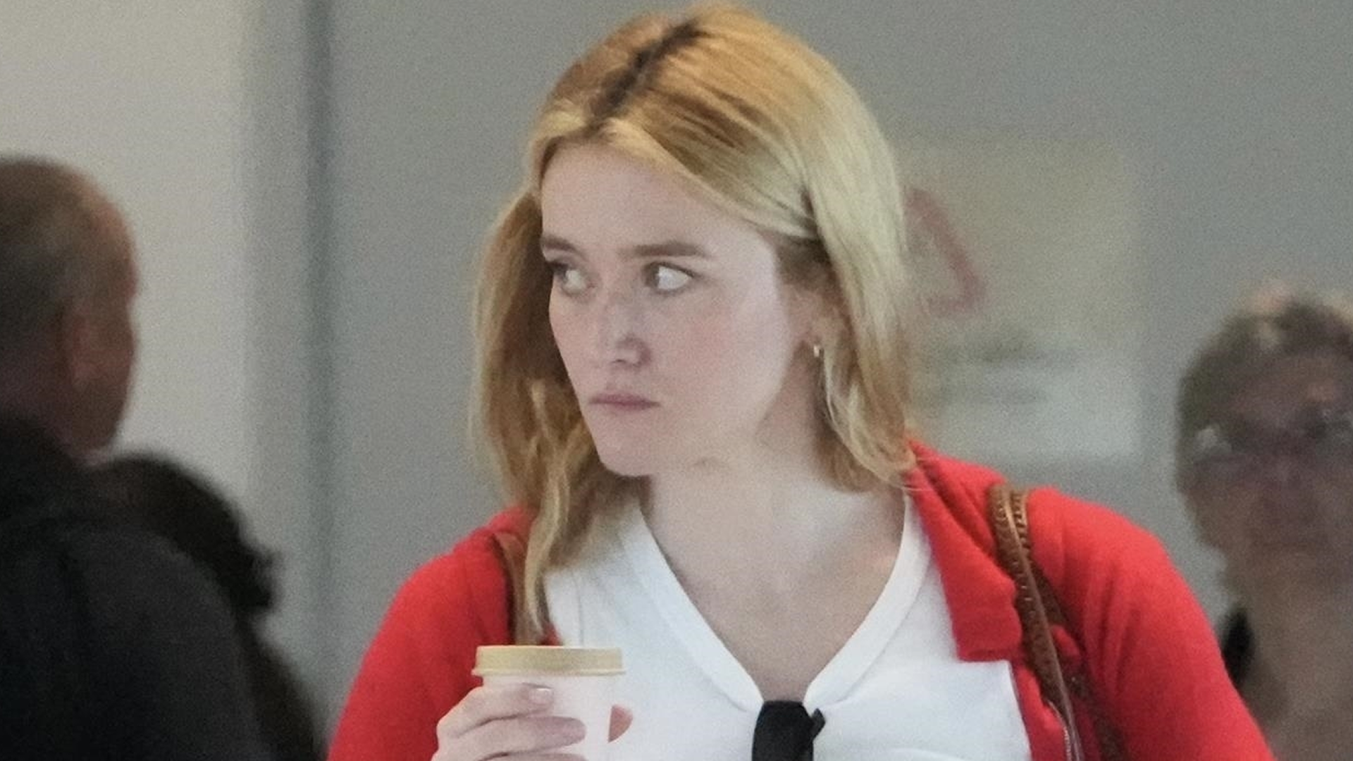 Sarah Pidgeon's jeans outfit proved the high-vamp flats trend is airport friendly