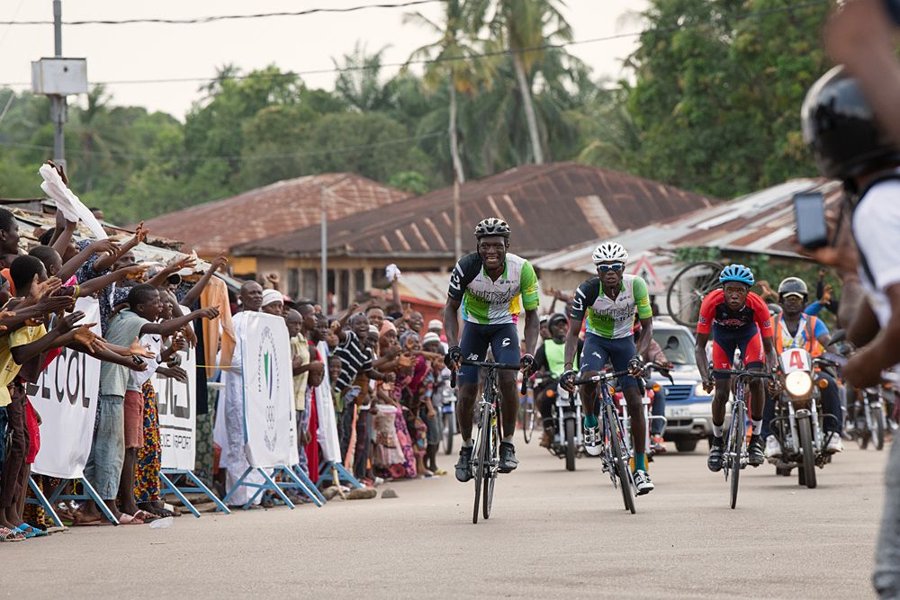 The two chasers Osman T Kalokoh (Lunsar A) and Sorie Koroma (Lunsar A) caught Sheik Sesay (Lunsar B) coming in to Lunsar. All three are from Lunsar and the crowds really got behind their local riders.