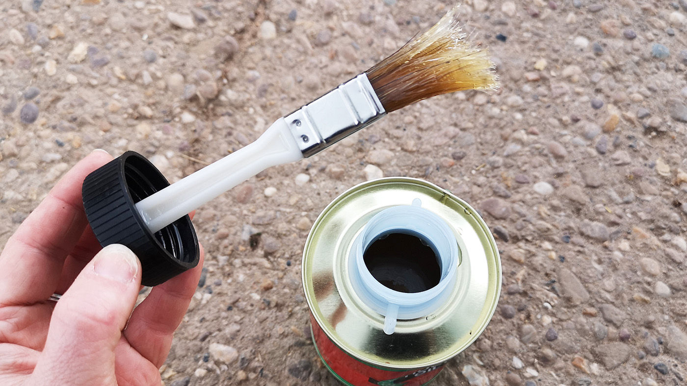 Carr &amp; Day &amp; Martin Cornucrescine tea tree hoof oil brush