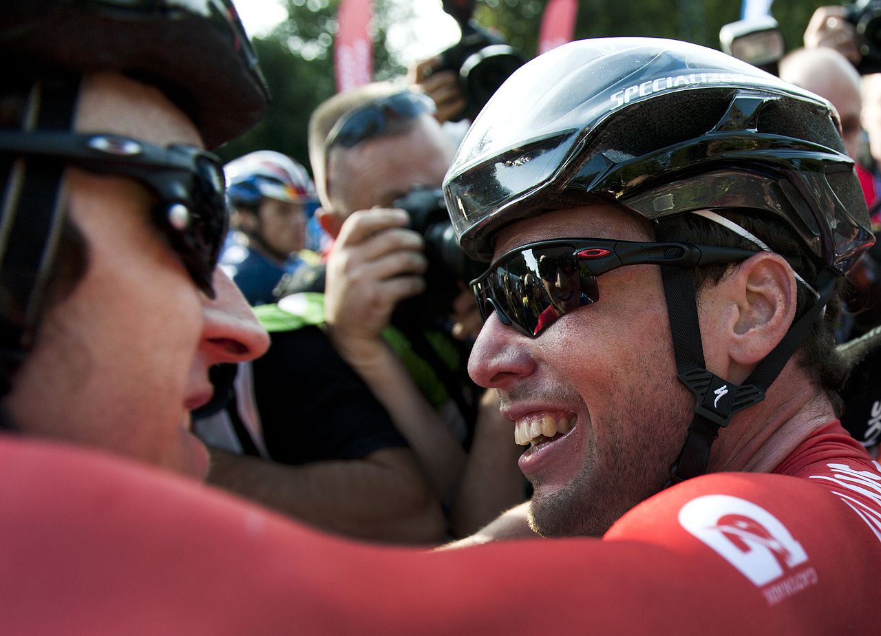 Mark Cavendish hugs teammate Geraint Thomas after winning gold in 2011