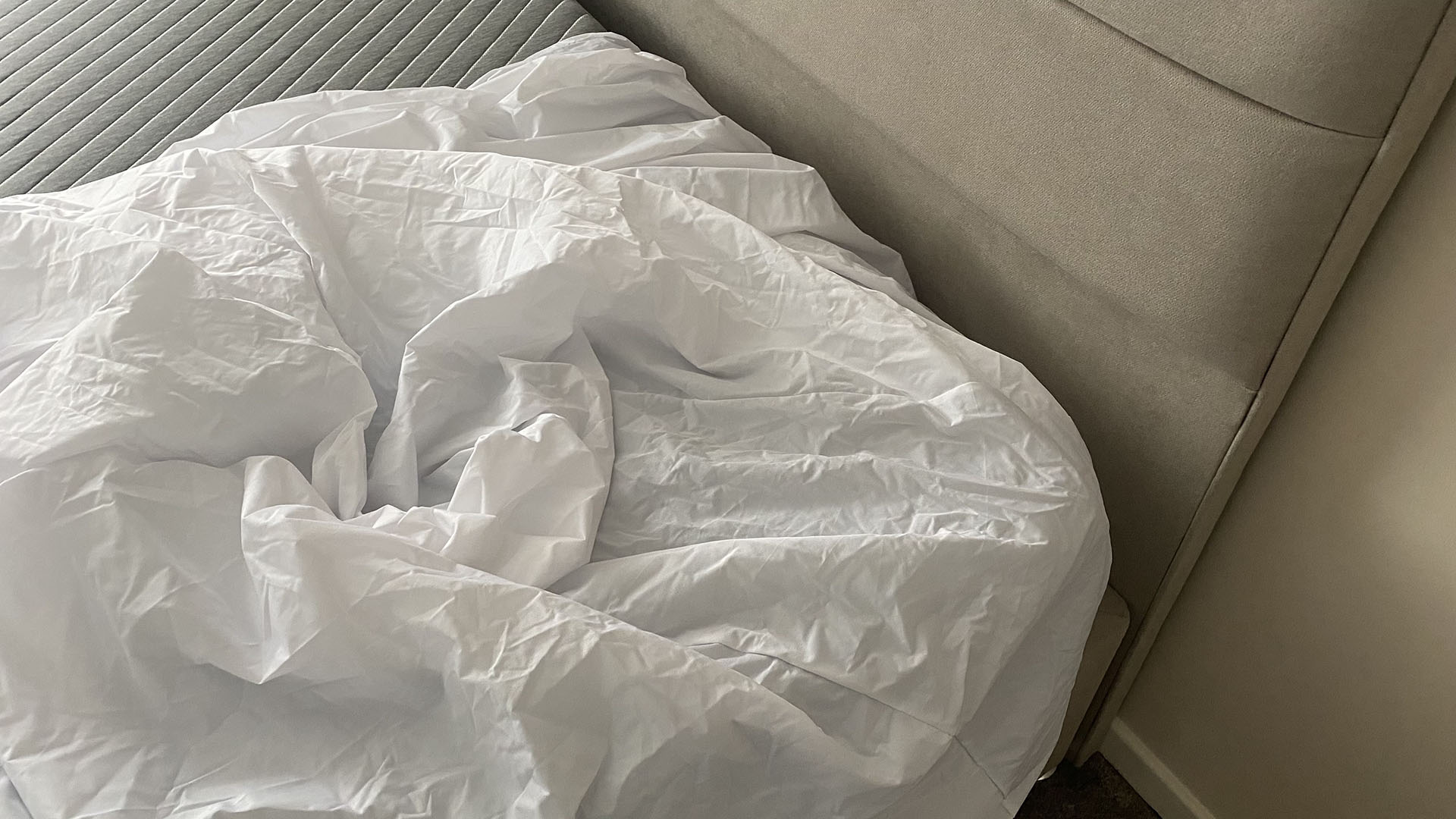 This image shows a close up of the Linenspa Mattress Encasement on the corner of a mattress in the reviewer's bedroom