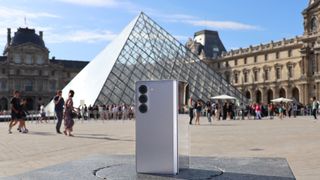 Samsung Galaxy Z Fold 6 in Parijs voor het Louvre