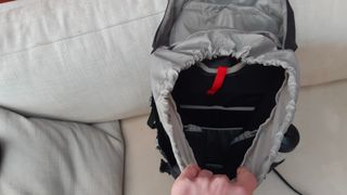 Accessing the Vaude Brenta 30 main compartment from the top