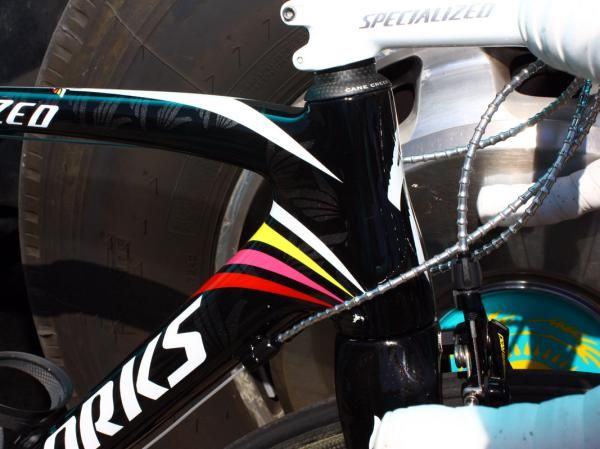 The stout head tube houses a tapered 1 1/8"-to-1 1/2" carbon fiber steerer.