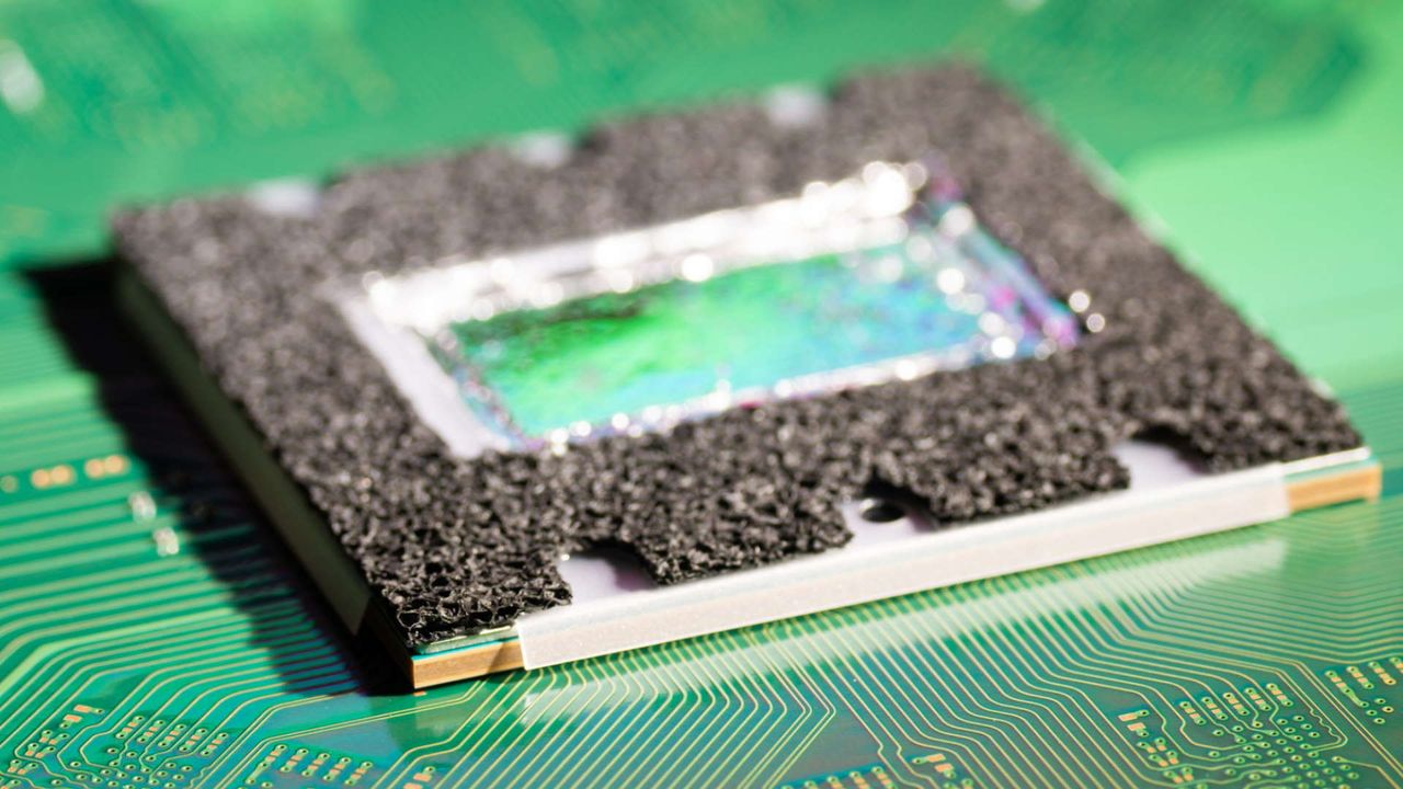Fritzchens Fritz reflecting colours on PS5 liquid metal internals