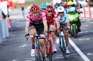 Ilnur Zakarin (Katusha) tucked in behind maglia rosa Tom Dumoulin