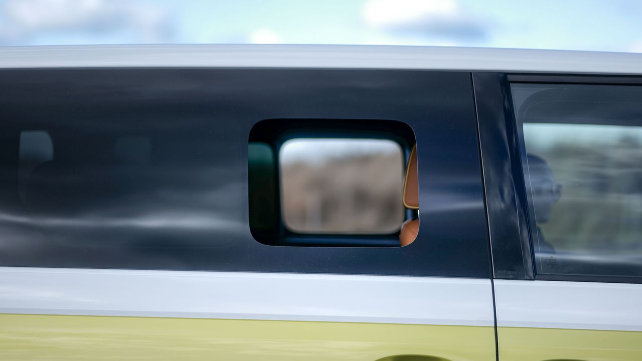 2025 Volkswagen ID. Buzz Pro S Plus 4MOTION test drive.