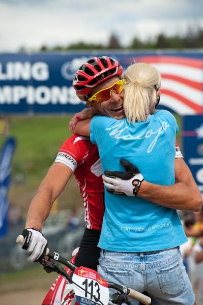 Todd Wells (Specialized) is happily greeted by his wife Meg at the finish.