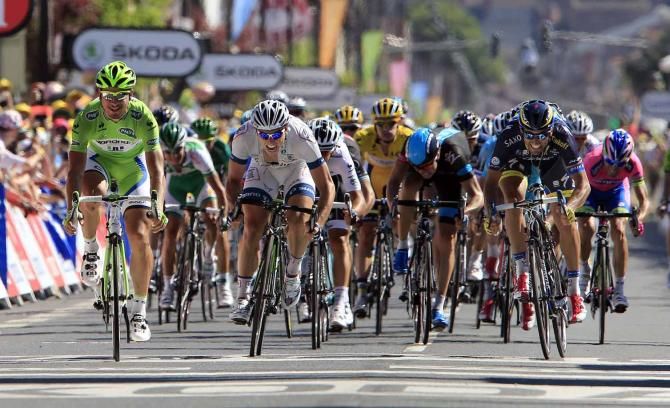 Peter Sagan (Cannondale) beats John Degenkolb (Argos-Shimano) in Albi.