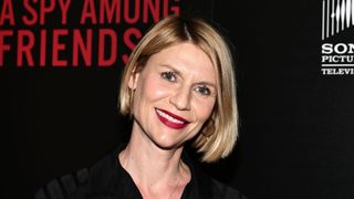 claire danes headshot on the red carpet with a blonde bob and red lipstick