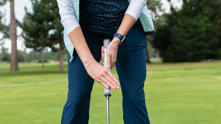 Claw grip for putting