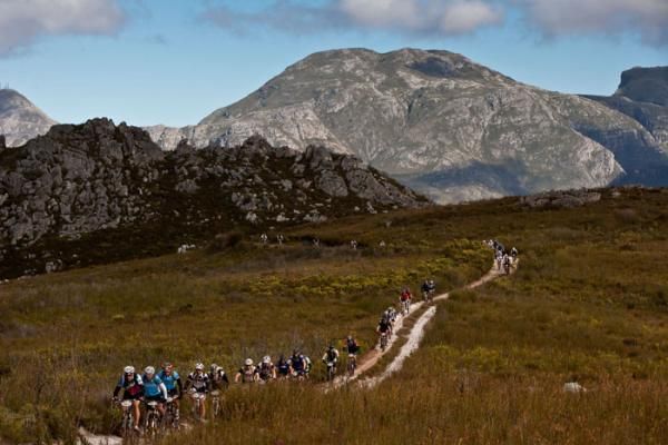 Riders make their way over Groenlandberg Mountains