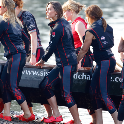 ate Middleton (c) takes part in a training session with The Sisterhood cross channel rowing team on the River Thames on August 01, 2007 in London, England. The team are taking part in a cross-channel dragon boat race later this month. (Photo by Max Mumby/Indigo/Getty Images)