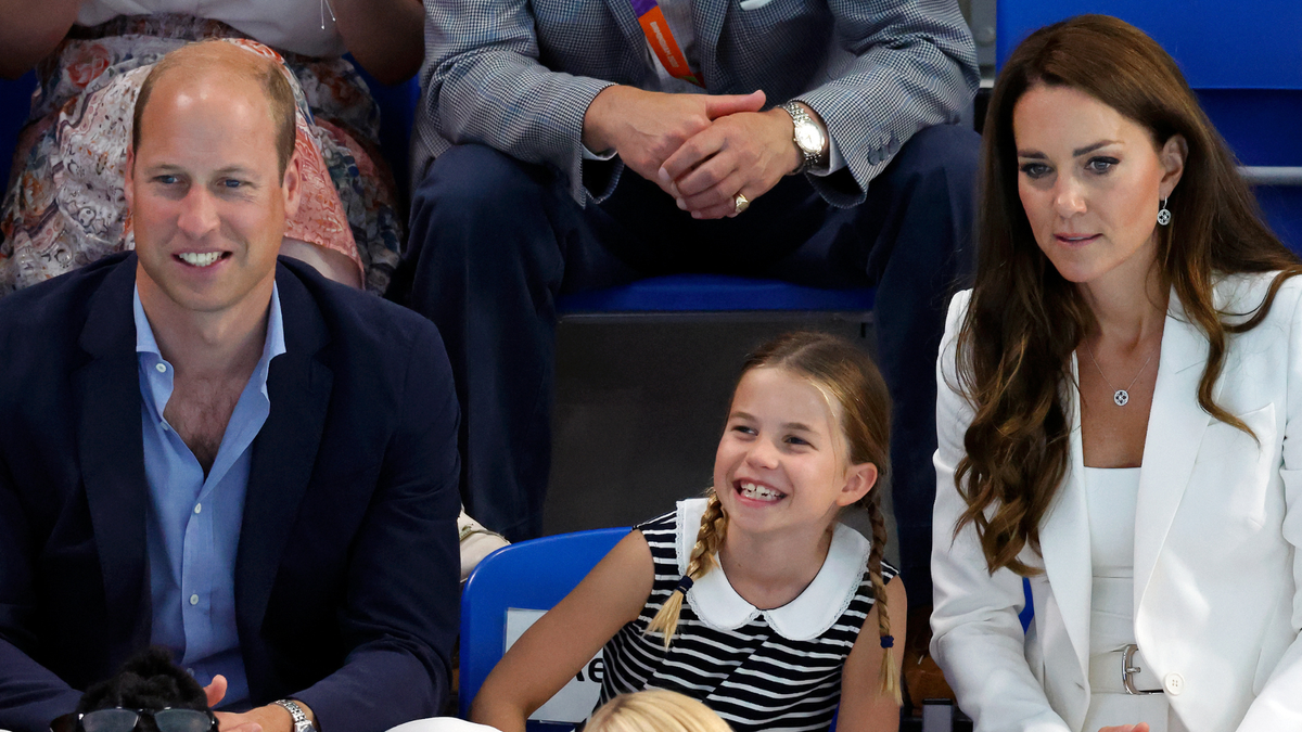 Les photos de la première sortie solo de la princesse Charlotte deviennent virales