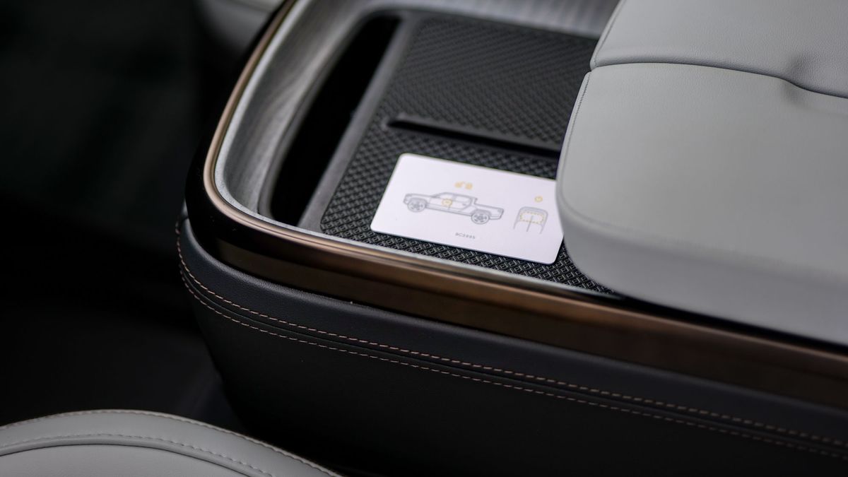 2025 Rivian R1T Tri.