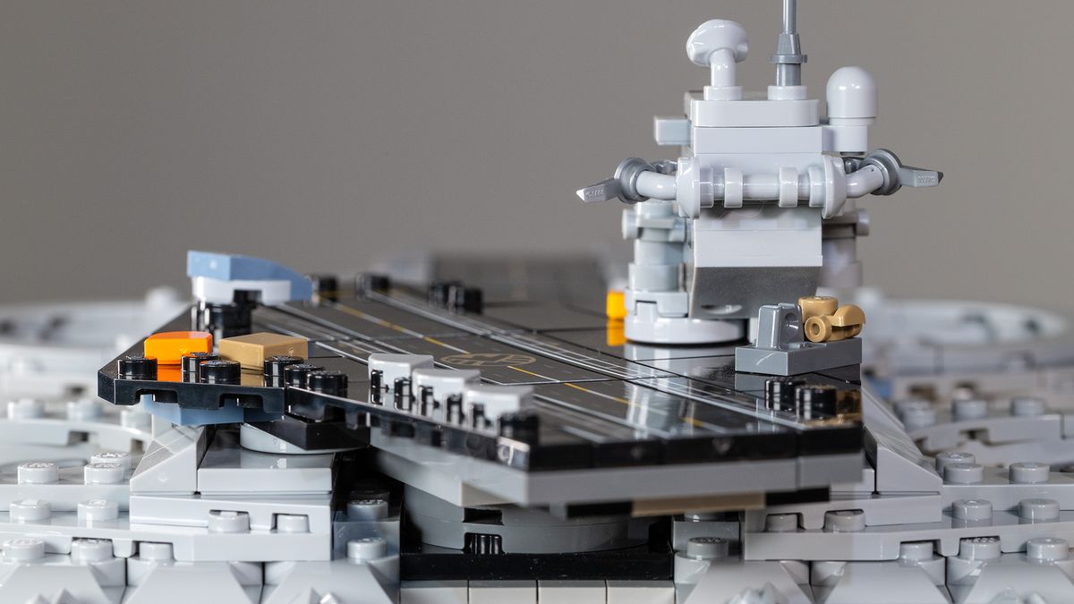 The Avengers Helicarrier (76295) close-up of runway and command superstructure
