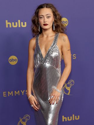 Ella Purnell's Emmys 2024 beauty look.