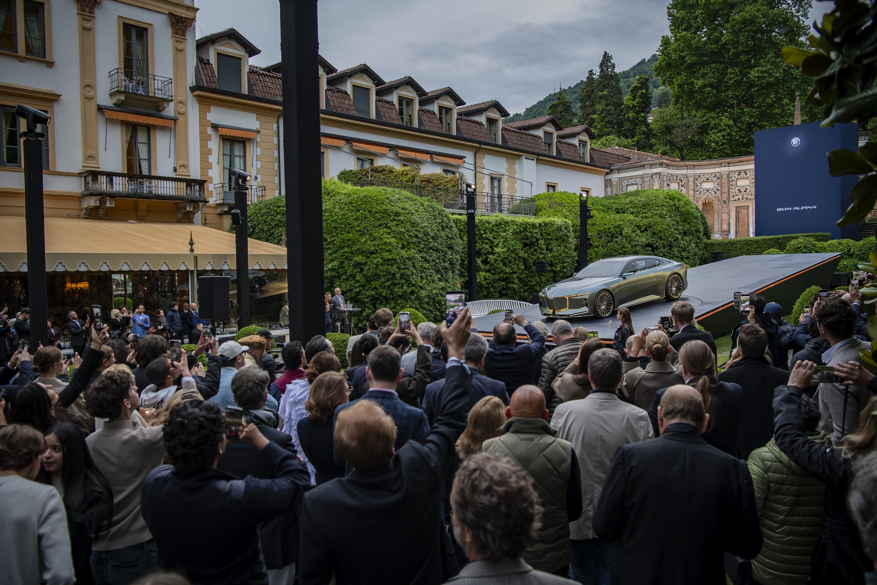 A crowd greets the Vision BMW Alpina concept
