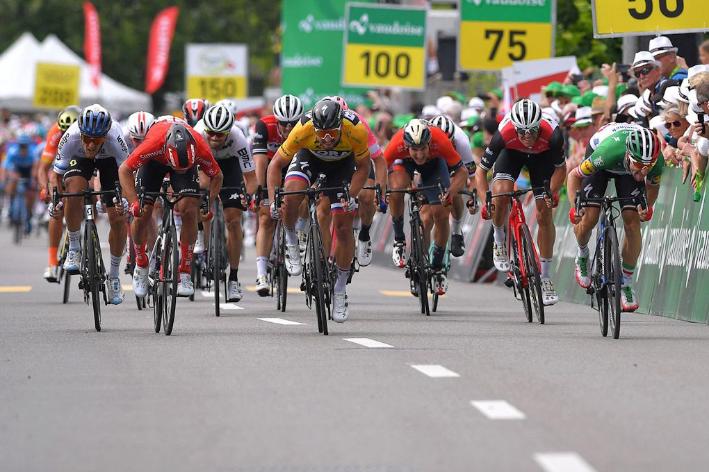 The sprinters make their final push for the line during stage 4 at Tour de Suisse