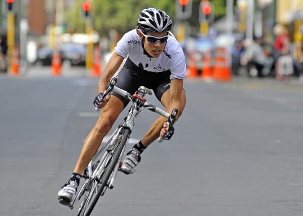 Cath Cheatley (NZ National Team) gives her all to chase down Miller