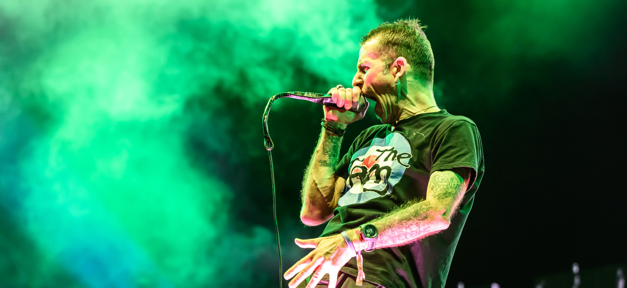 Randy Blythe screaming on stage