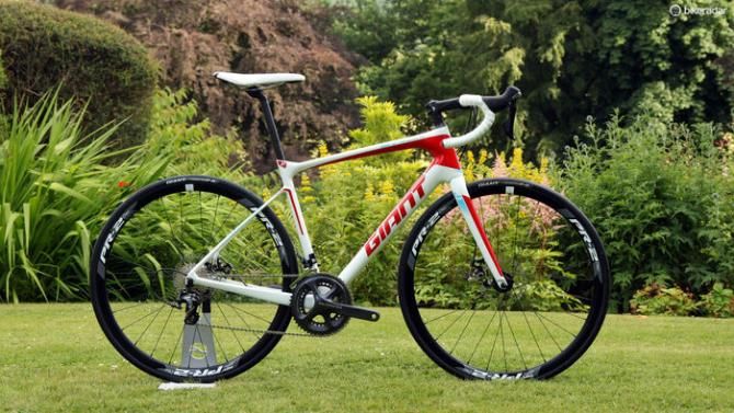 The Giant Defy Advanced Advanced 1 Compact comes with an aluminum steerer, Shimano Ultegra mechanical group, Giant P-R2 disc wheels, and TRP Spyre cable-actuated disc brakes