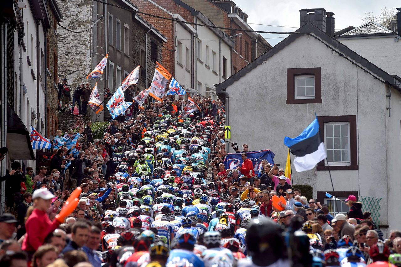 Fans pack the C&ocirc;te de Saint Roch