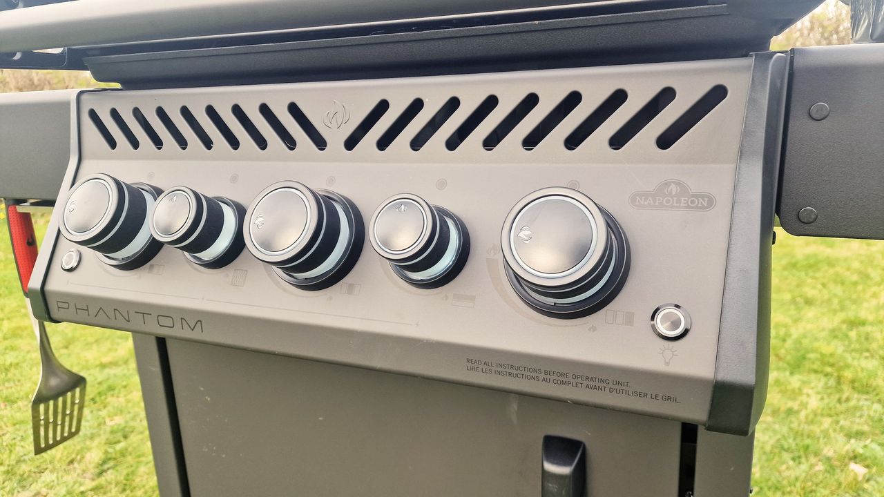 close up of the controls of the Napoleon Phantom Rogue SE 425 RSIB