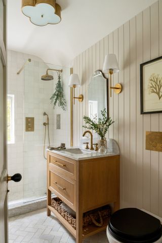 a cottage-style bathroom