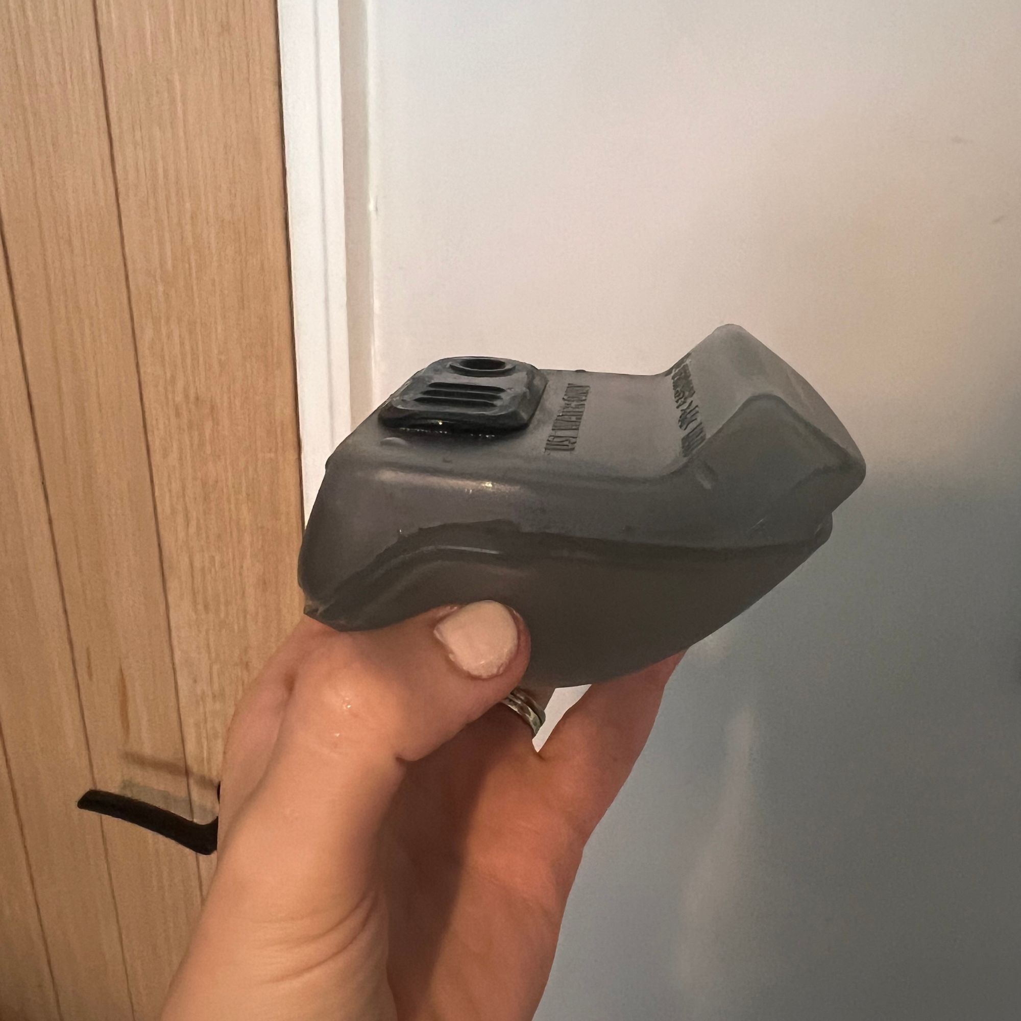 Hand holding the water tank of the Karcher SC 1 Multi & Up Extra