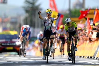Pello Bilbao wins tour de france stage 10 2023