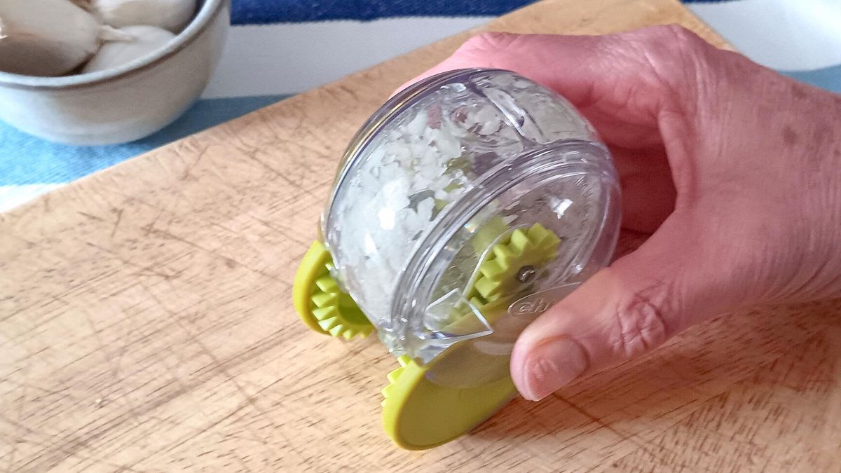 I tried the GarlicZoom garlic press with wheels – and it’s a real bargain for 