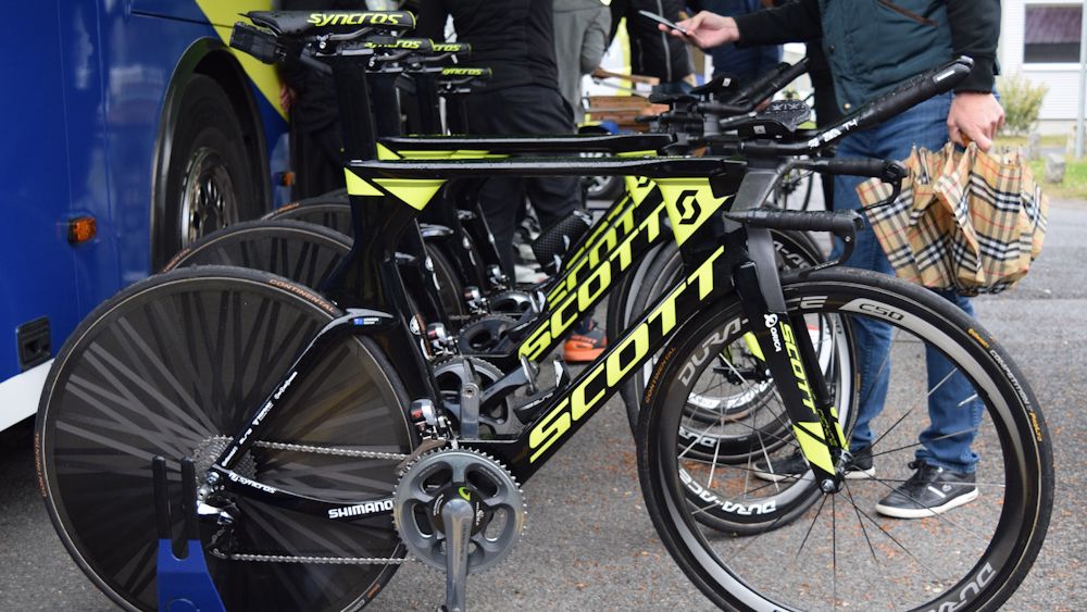 Orica-Scott's Scott Plasmas lined up ahead of the prologue start