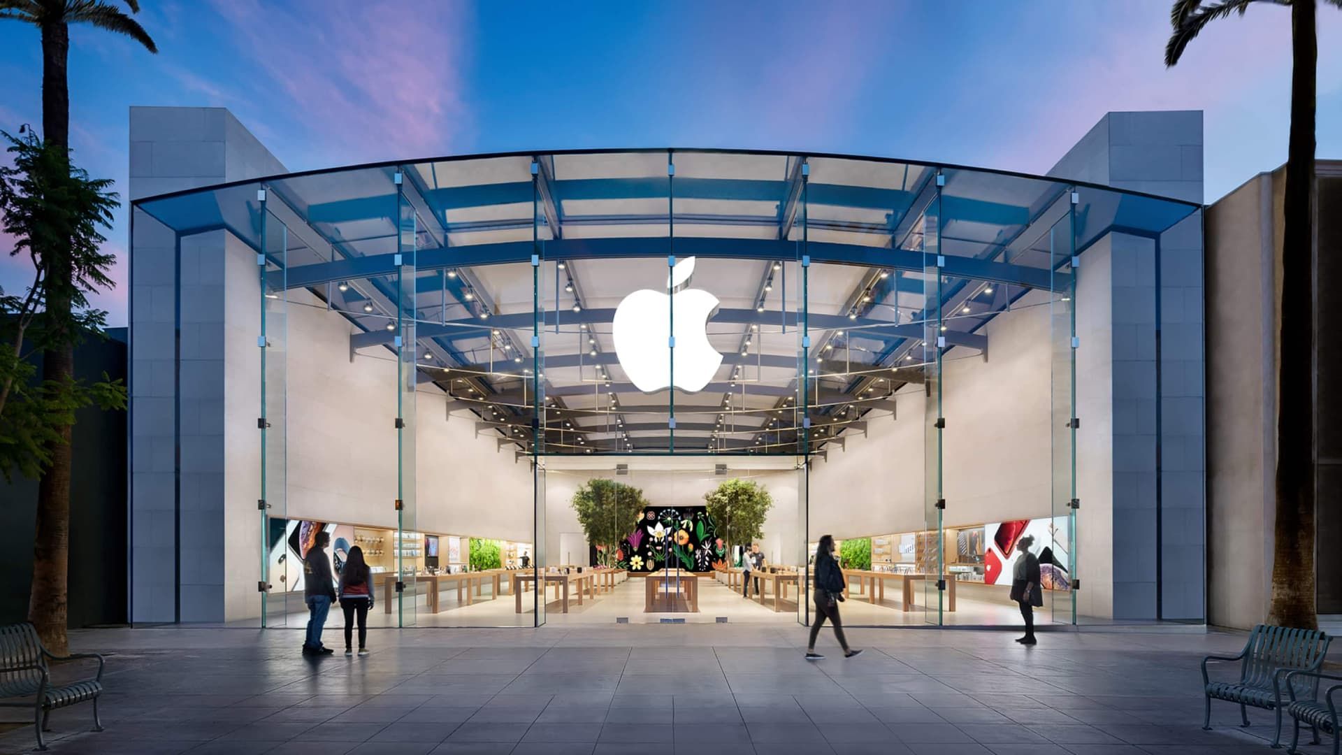 كانت شركة Apple تحتضر في أواخر التسعينيات، ولكن قبل 25 عامًا افتتحت أول متجر Apple لها – والباقي أصبح تاريخًا
