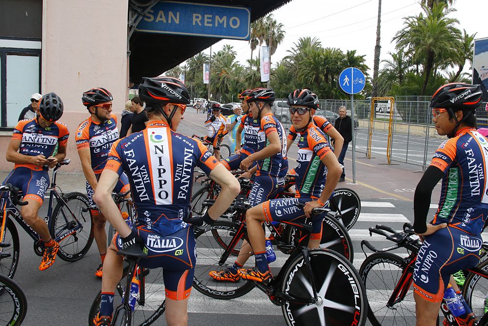 Nippo - Vini Fantini get ready to look at the course