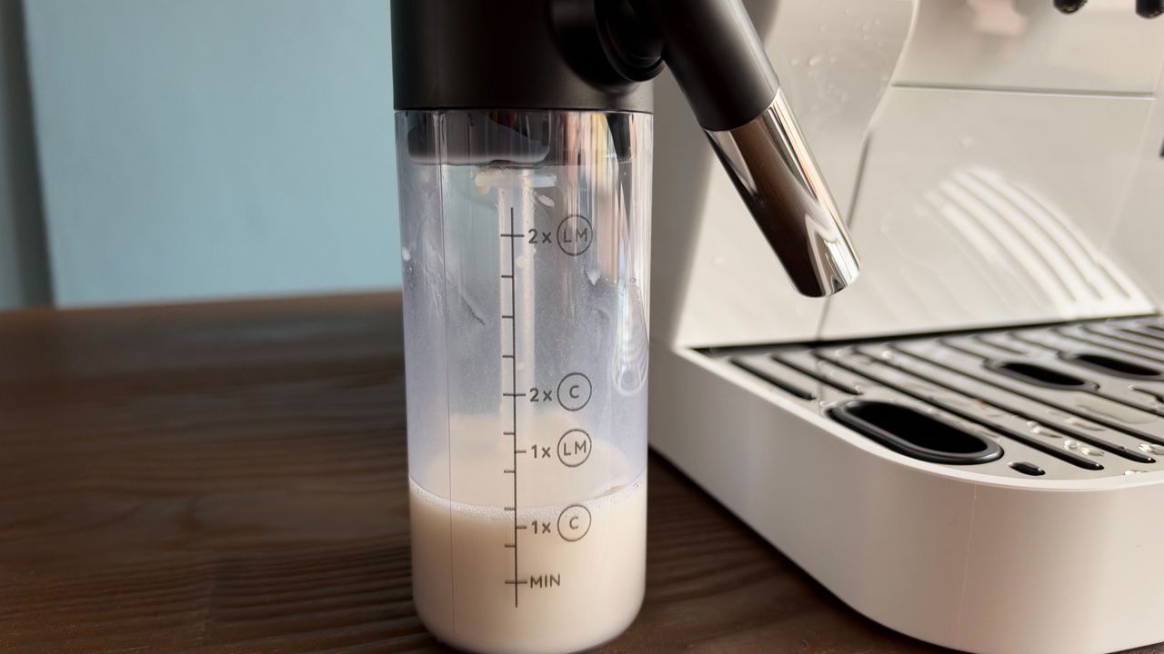 De'Longhi Magnifica Start milk carafe close up