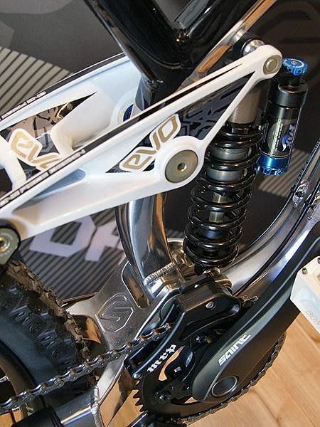 Neither shock pivot is fixed, meaning that designers had more control over shock rates throughout the travel range.
