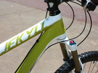 Double-pass welds help the alloy Jekyll frames look nearly identical to the carbon fiber ones. Straight 1.5" head tubes lend even better torsional and bending rigidity than tapered front ends.