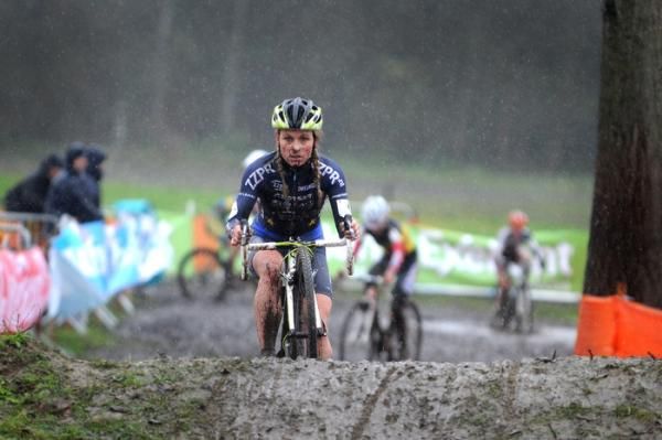 Daphny van den Brand (ZZPR.nl-Destil) powers through the mud.