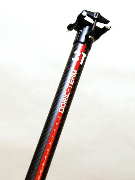 The keen styling includes a bold red stripe and printed graduations for quicker height adjustments