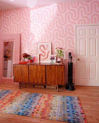 Living room with pink patterned wallpaper