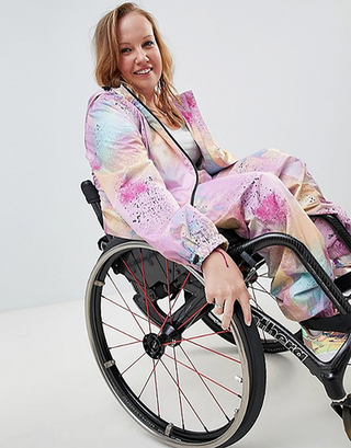 Pink, Bicycle wheel, Product, Sitting, Bicycle part, Bicycle, Wheelchair, Vehicle, Leg, Wheel,