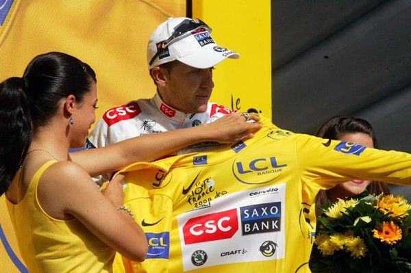 Sastre pulls on yellow for the second time.