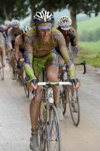 Ivan Basso (Liquigas-Doimo) races a muddy Giro d'Italia stage 7.