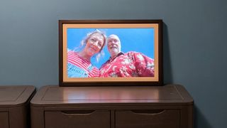 Vieunite Textura with an image of two people against a blue sky