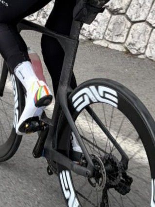 An unmarked time trial bike