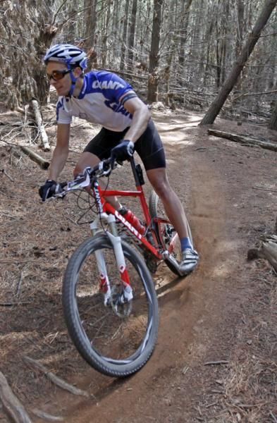 Dan Mackay made his traditional slow start, but a broken collarbone overnight prevented the much anticipated re-match of the 2009 race when Dan and Jason English were only 2 minutes apart at the end.